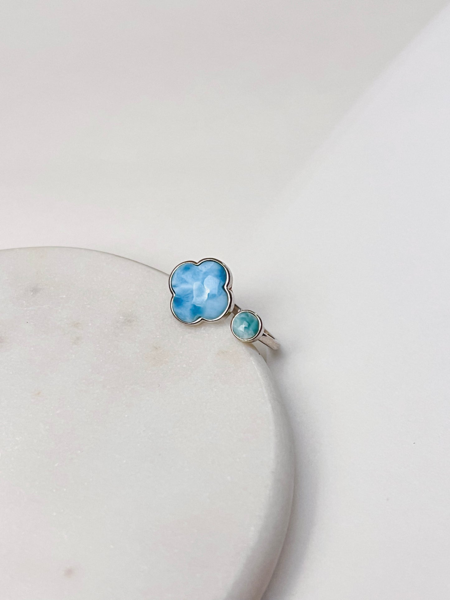 Clover ring with larimar