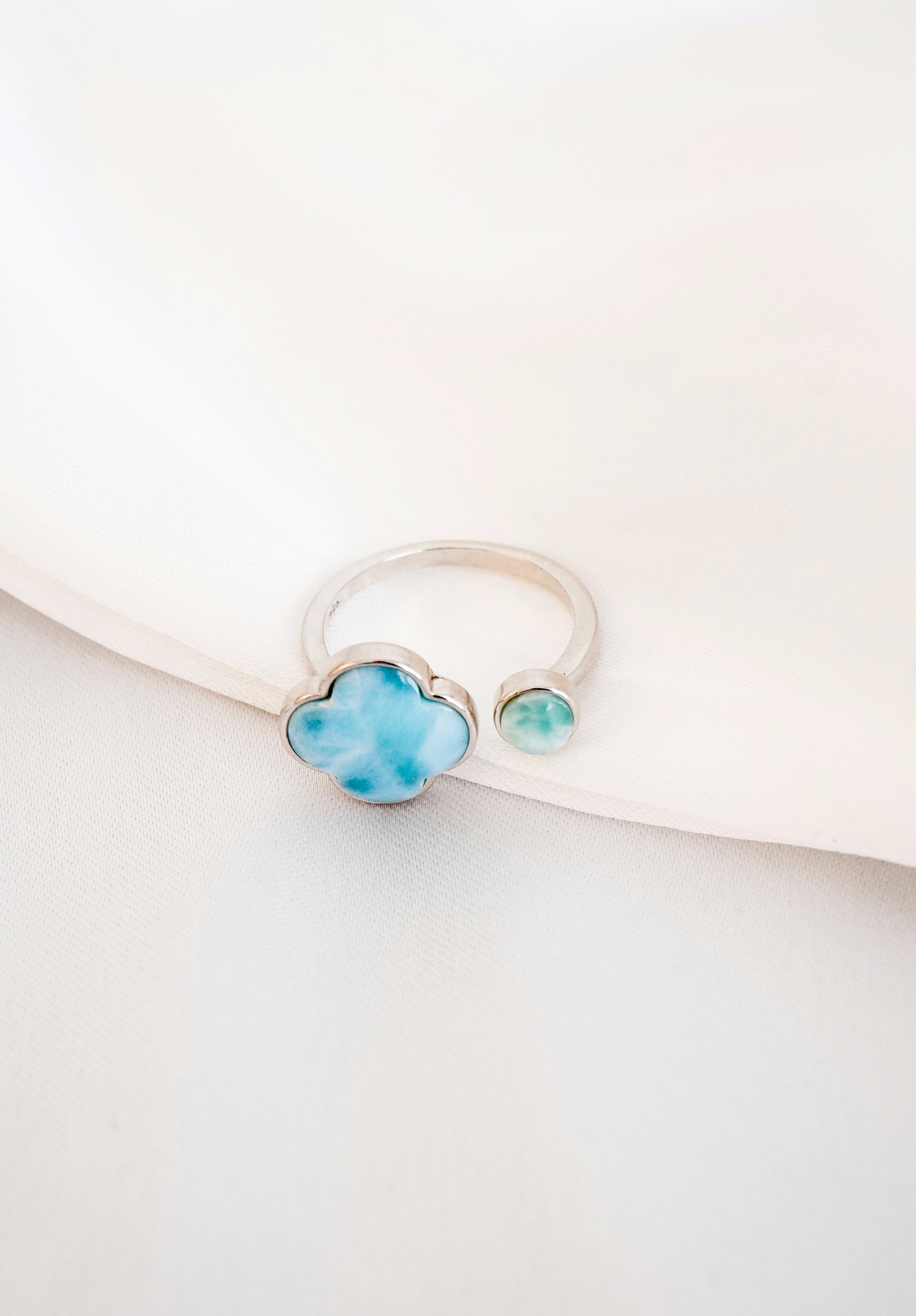 Clover ring with larimar