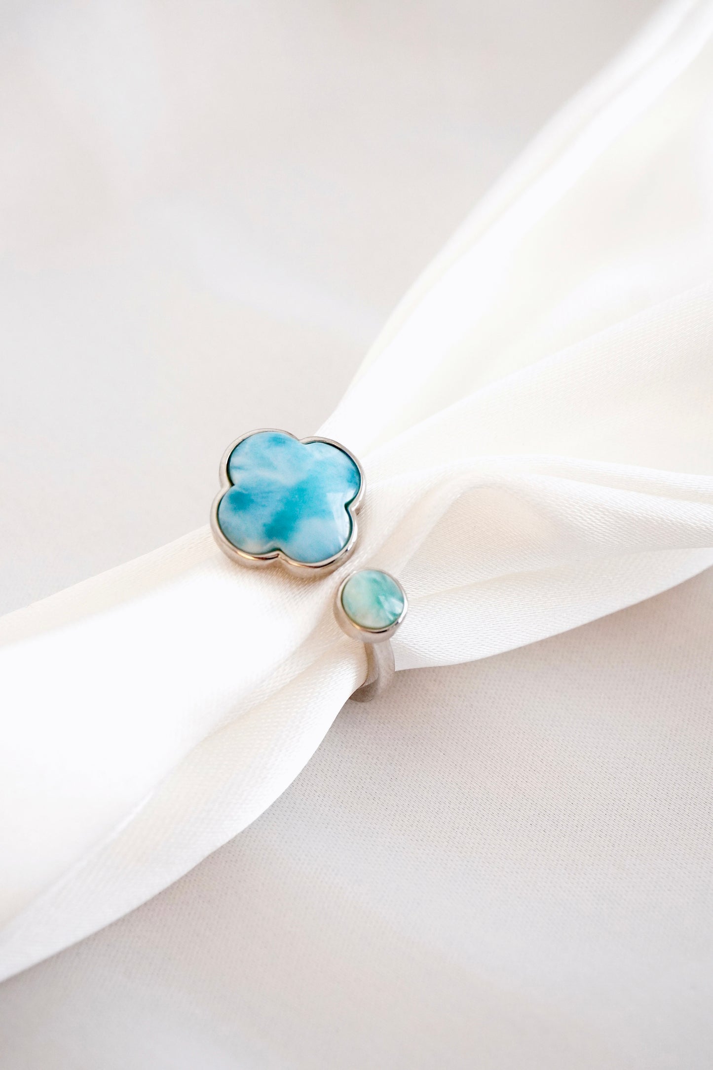 Clover ring with larimar